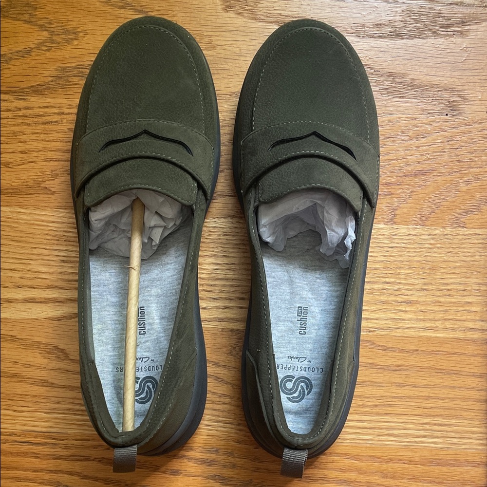 Clarks women’s Green Loafers